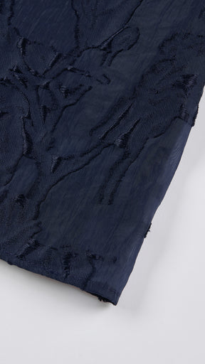 Abito midi elegante a spalline sottili con scollo a fascia, tessuto jacquard floreale e dettaglio a croce sul retro