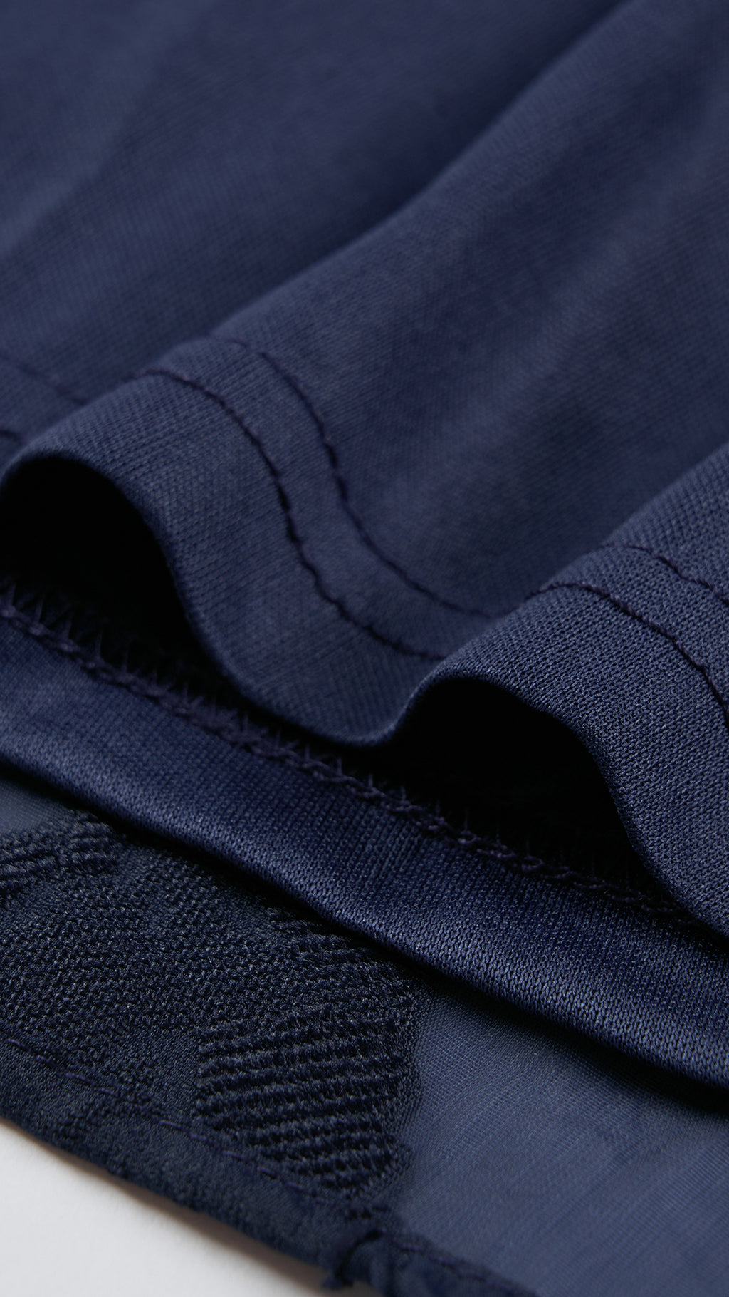 Abito midi elegante a spalline sottili con scollo a fascia, tessuto jacquard floreale e dettaglio a croce sul retro（副本）