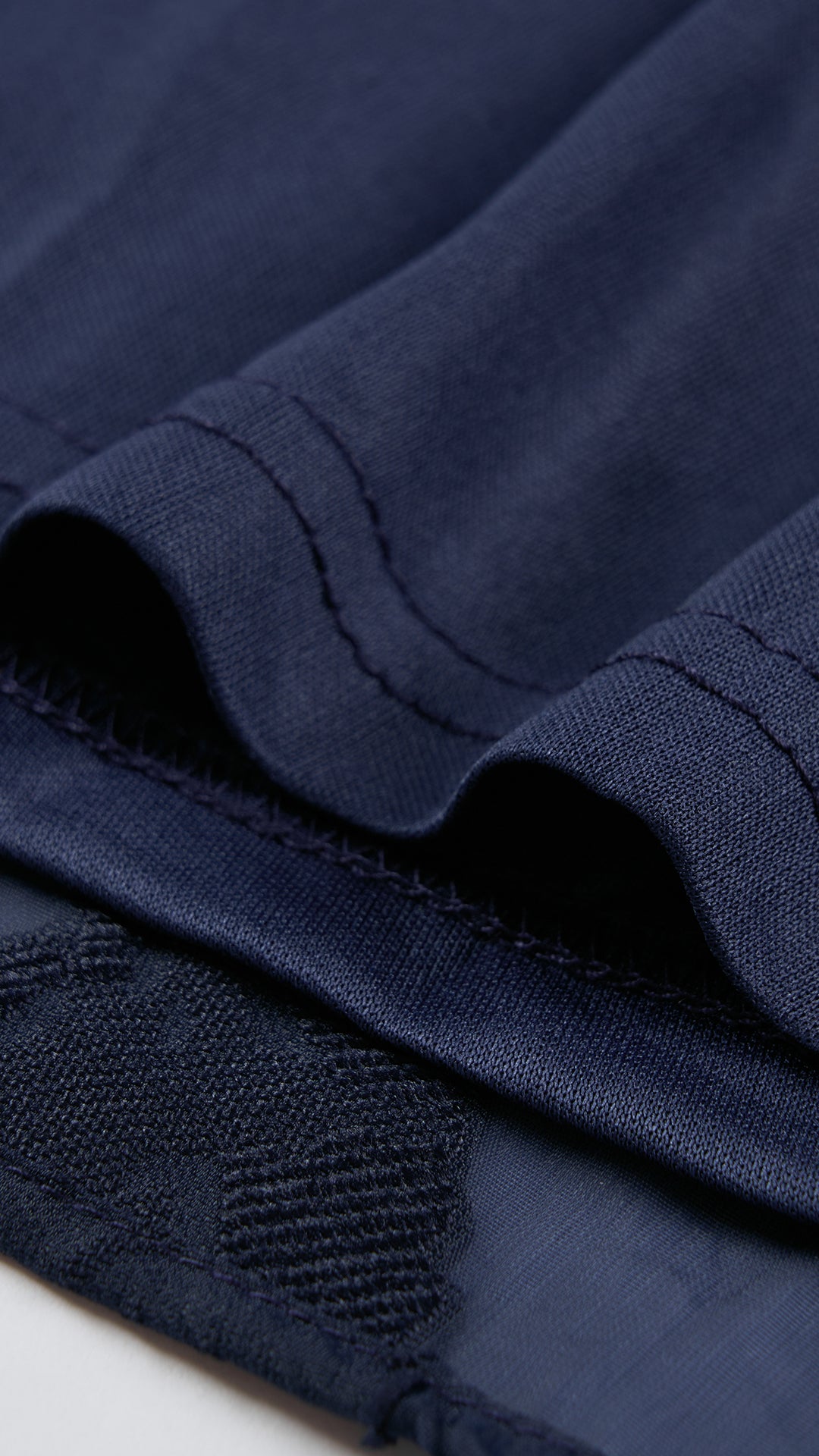 Abito midi elegante a spalline sottili con scollo a fascia, tessuto jacquard floreale e dettaglio a croce sul retro（副本）
