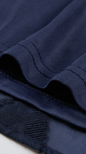 Abito midi elegante a spalline sottili con scollo a fascia, tessuto jacquard floreale e dettaglio a croce sul retro
