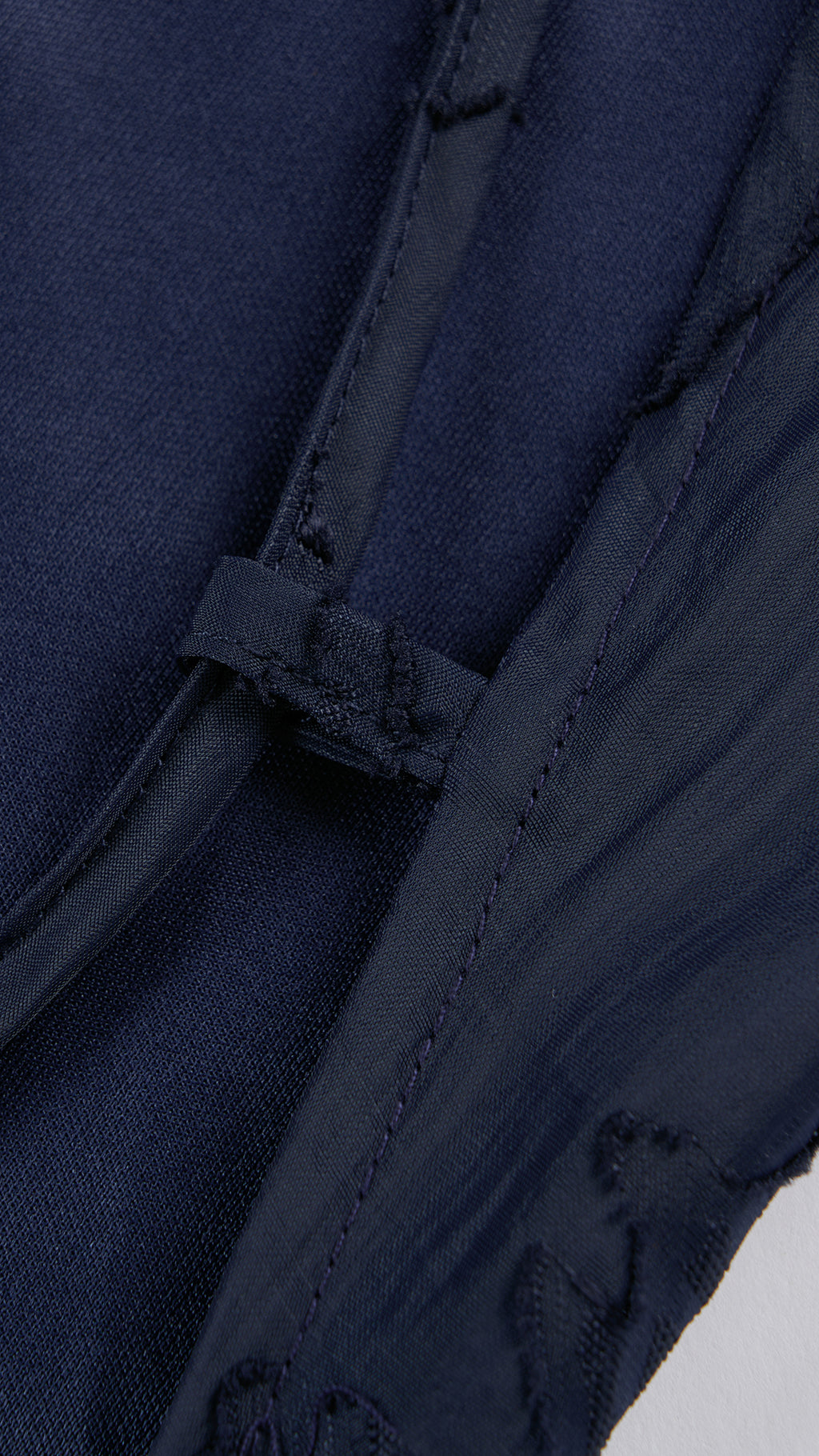 Abito midi elegante a spalline sottili con scollo a fascia, tessuto jacquard floreale e dettaglio a croce sul retro（副本）