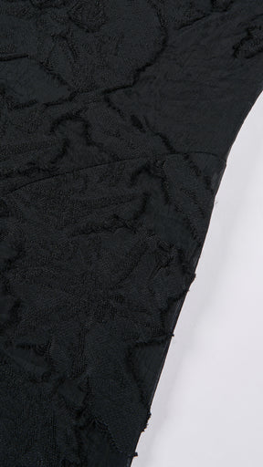 Abito midi elegante a spalline sottili con scollo a fascia, tessuto jacquard floreale e dettaglio a croce sul retro