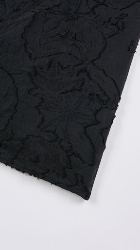 Abito midi elegante a spalline sottili con scollo a fascia, tessuto jacquard floreale e dettaglio a croce sul retro