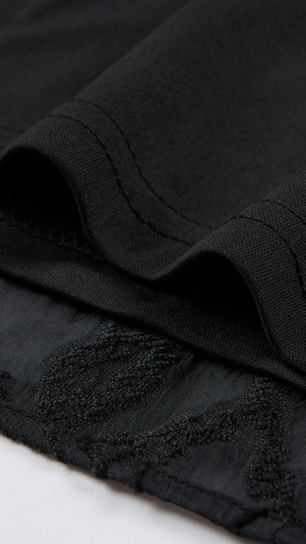 Abito midi elegante a spalline sottili con scollo a fascia, tessuto jacquard floreale e dettaglio a croce sul retro（副本）