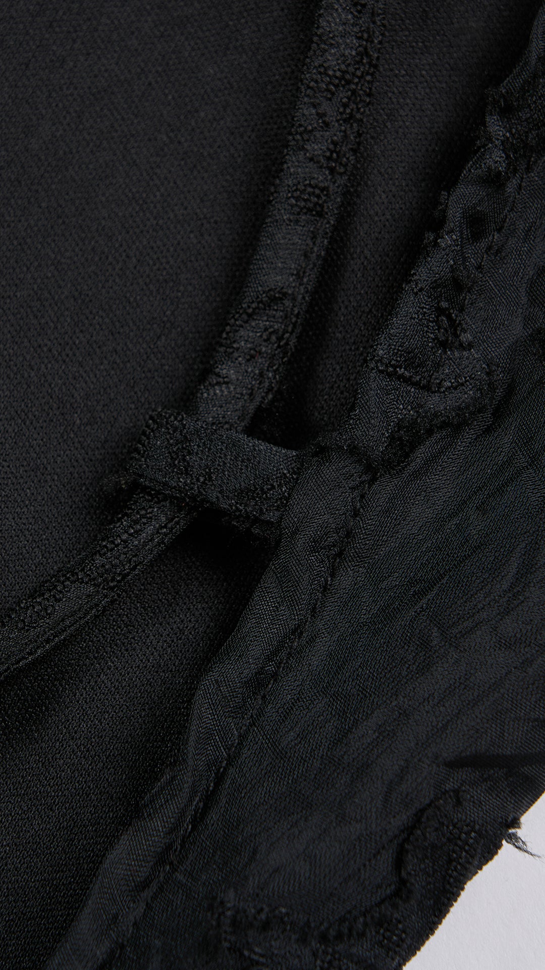 Abito midi elegante a spalline sottili con scollo a fascia, tessuto jacquard floreale e dettaglio a croce sul retro（副本）