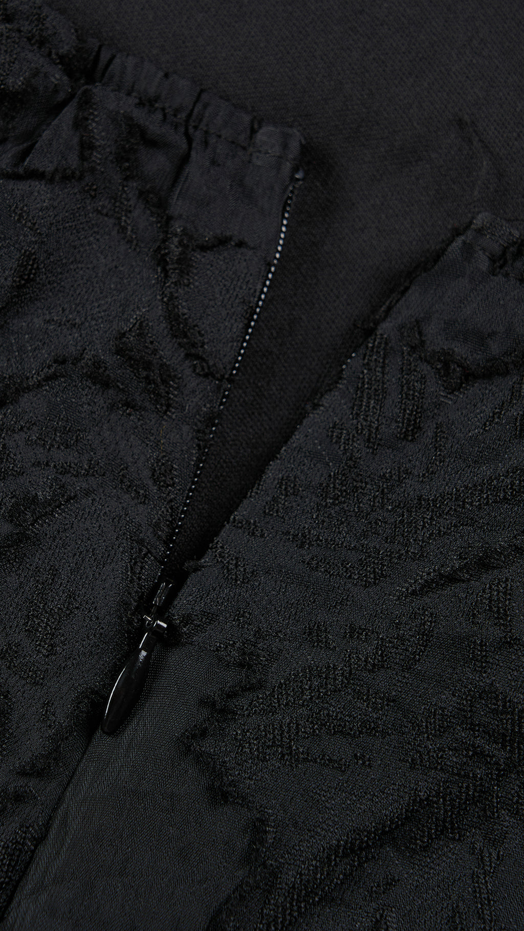 Abito midi elegante a spalline sottili con scollo a fascia, tessuto jacquard floreale e dettaglio a croce sul retro（副本）