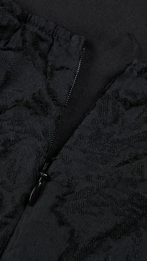 Abito midi elegante a spalline sottili con scollo a fascia, tessuto jacquard floreale e dettaglio a croce sul retro