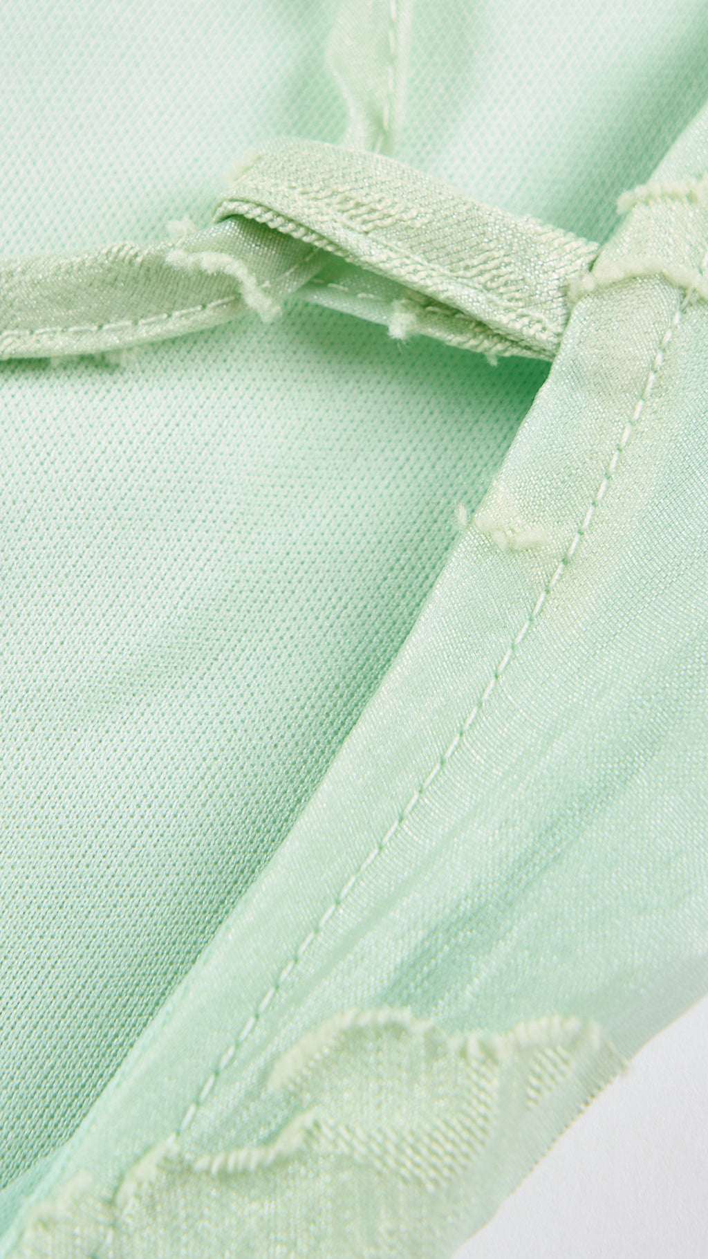 Abito midi elegante a spalline sottili con scollo a fascia, tessuto jacquard floreale e dettaglio a croce sul retro（副本）