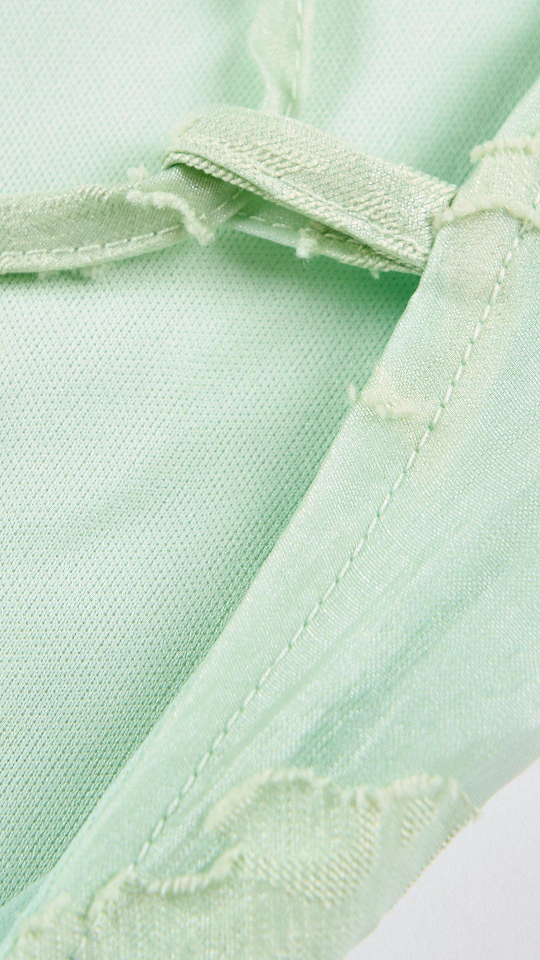 Abito midi elegante a spalline sottili con scollo a fascia, tessuto jacquard floreale e dettaglio a croce sul retro（副本）