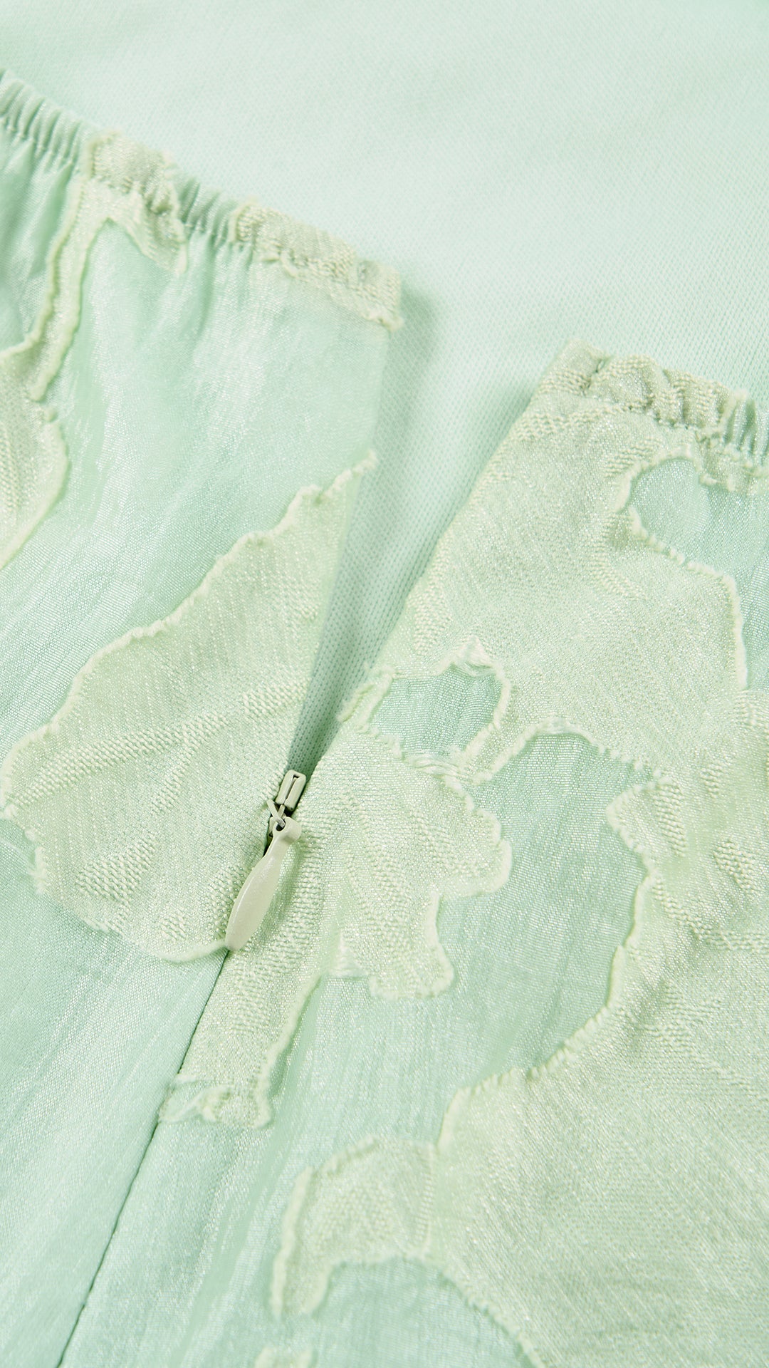 Abito midi elegante a spalline sottili con scollo a fascia, tessuto jacquard floreale e dettaglio a croce sul retro（副本）