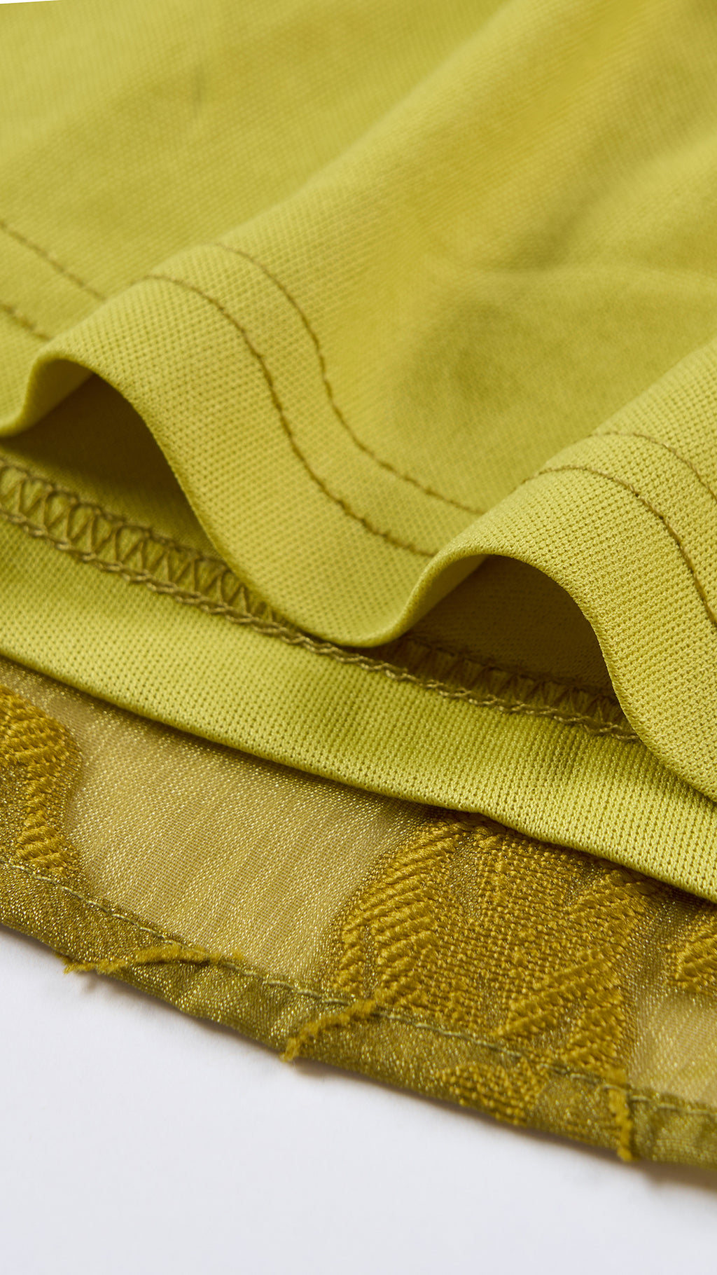 Abito midi elegante a spalline sottili con scollo a fascia, tessuto jacquard floreale e dettaglio a croce sul retro（副本）