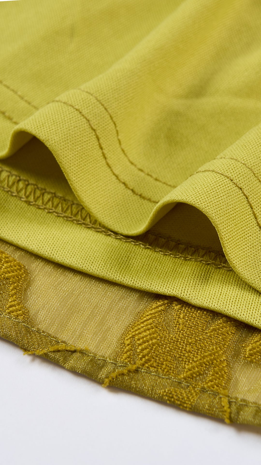 Abito midi elegante a spalline sottili con scollo a fascia, tessuto jacquard floreale e dettaglio a croce sul retro（副本）