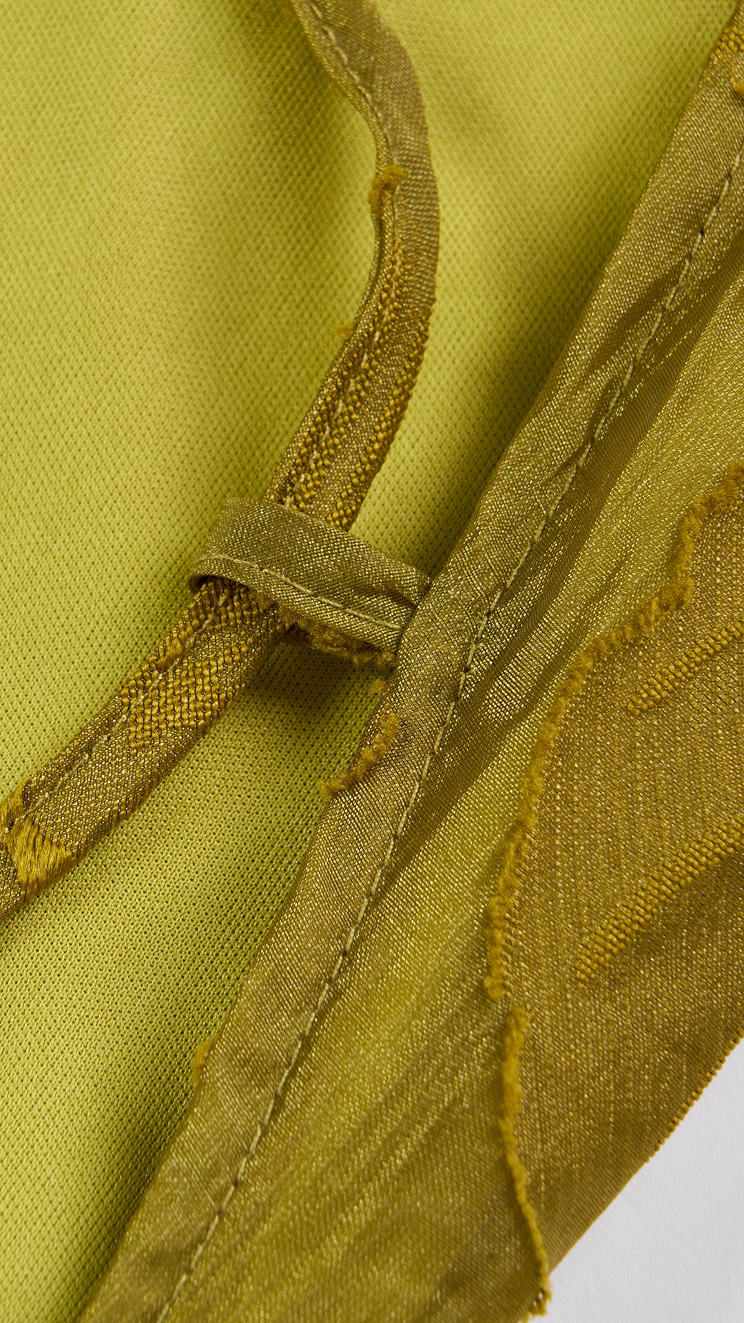 Abito midi elegante a spalline sottili con scollo a fascia, tessuto jacquard floreale e dettaglio a croce sul retro（副本）