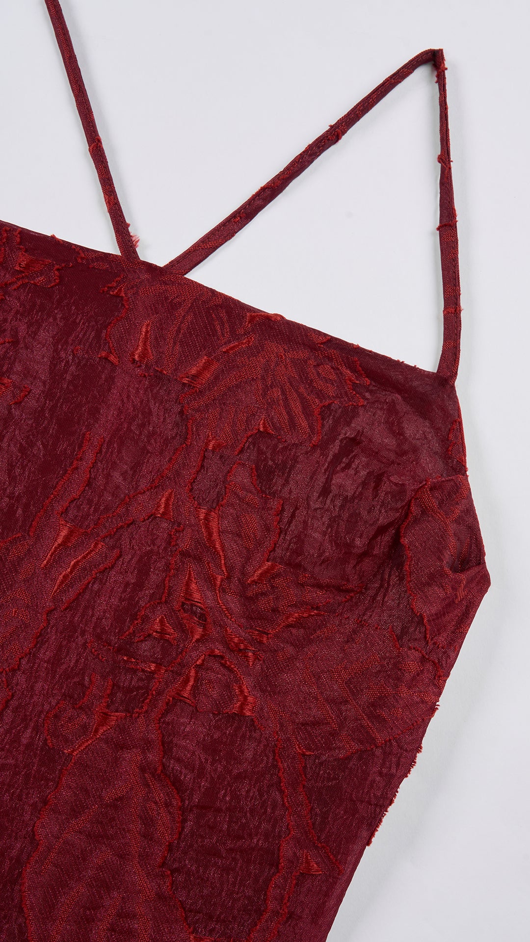 Abito midi elegante a spalline sottili con scollo a fascia, tessuto jacquard floreale e dettaglio a croce sul retro（副本）