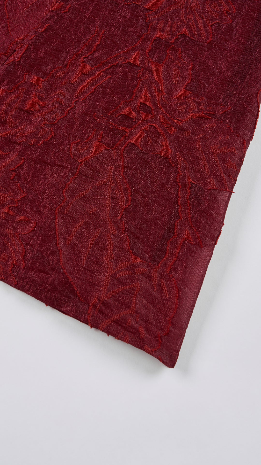 Abito midi elegante a spalline sottili con scollo a fascia, tessuto jacquard floreale e dettaglio a croce sul retro（副本）