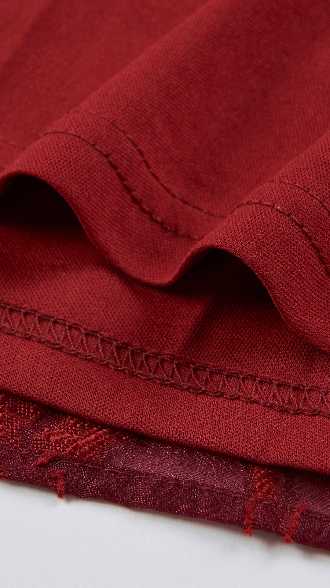 Abito midi elegante a spalline sottili con scollo a fascia, tessuto jacquard floreale e dettaglio a croce sul retro（副本）