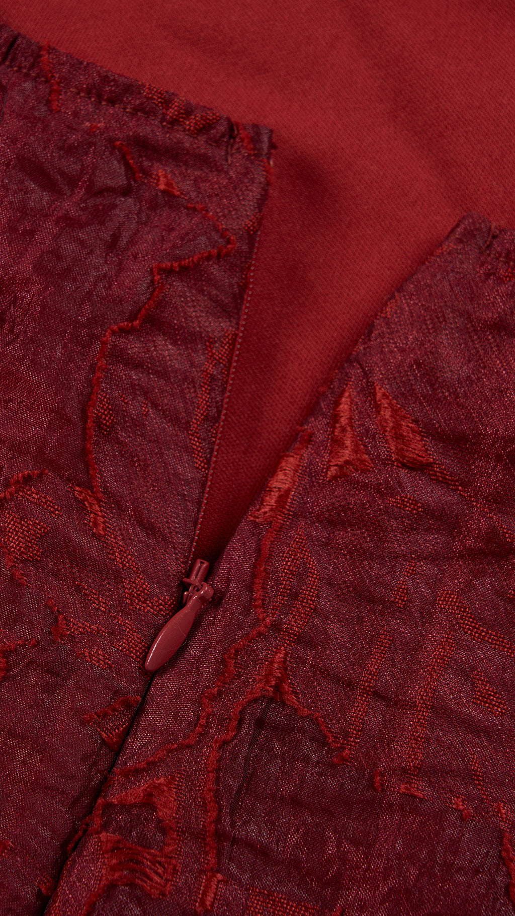 Abito midi elegante a spalline sottili con scollo a fascia, tessuto jacquard floreale e dettaglio a croce sul retro（副本）
