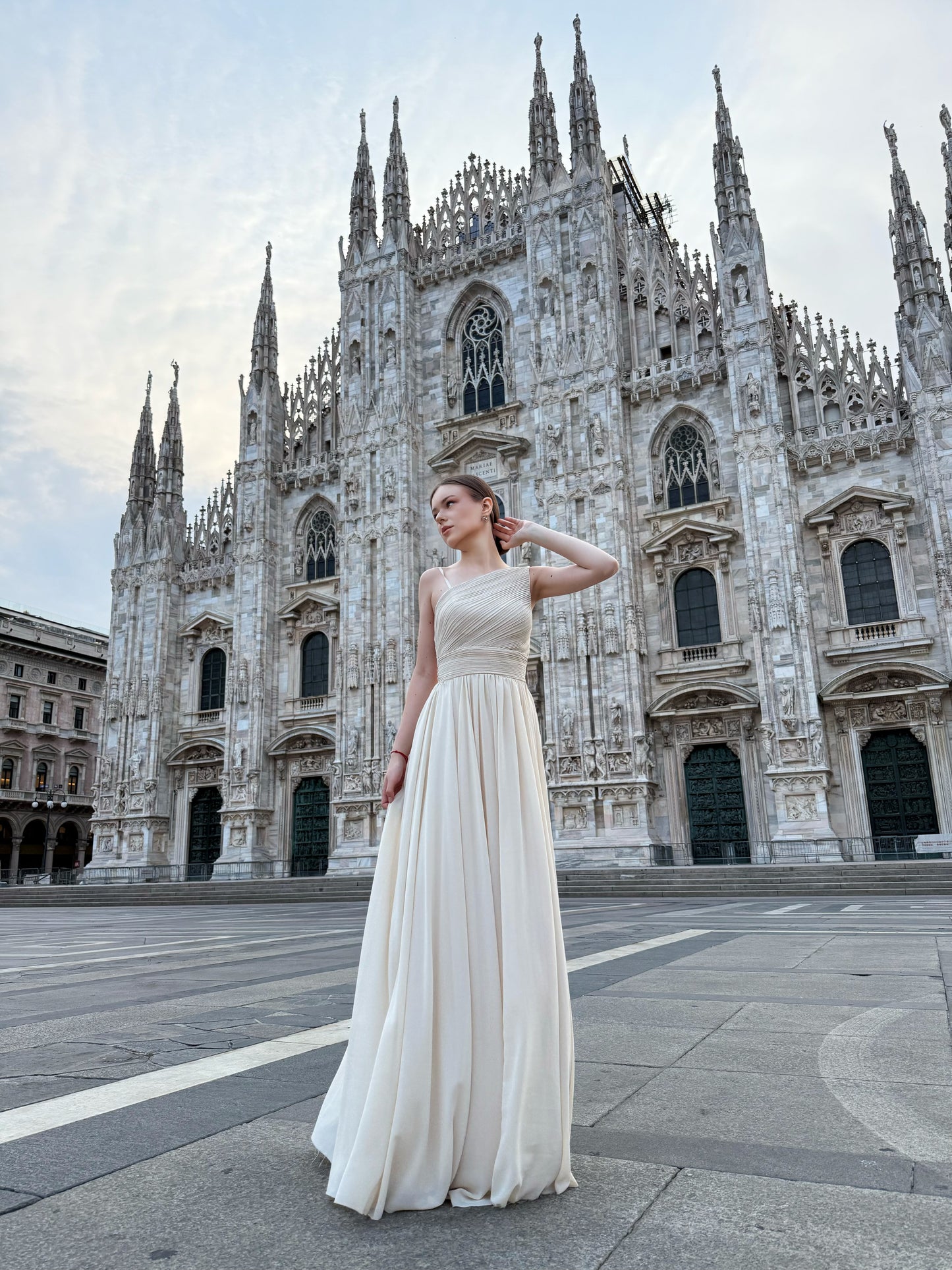 Abito lungo in tulle asimmetrico Luna