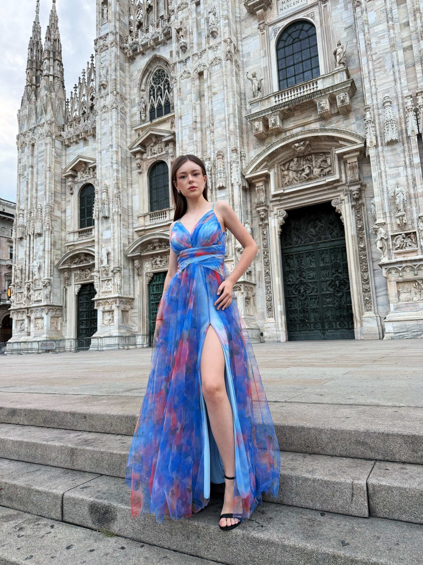 Abito “Silvana” monospalla floreale con spacco laterale