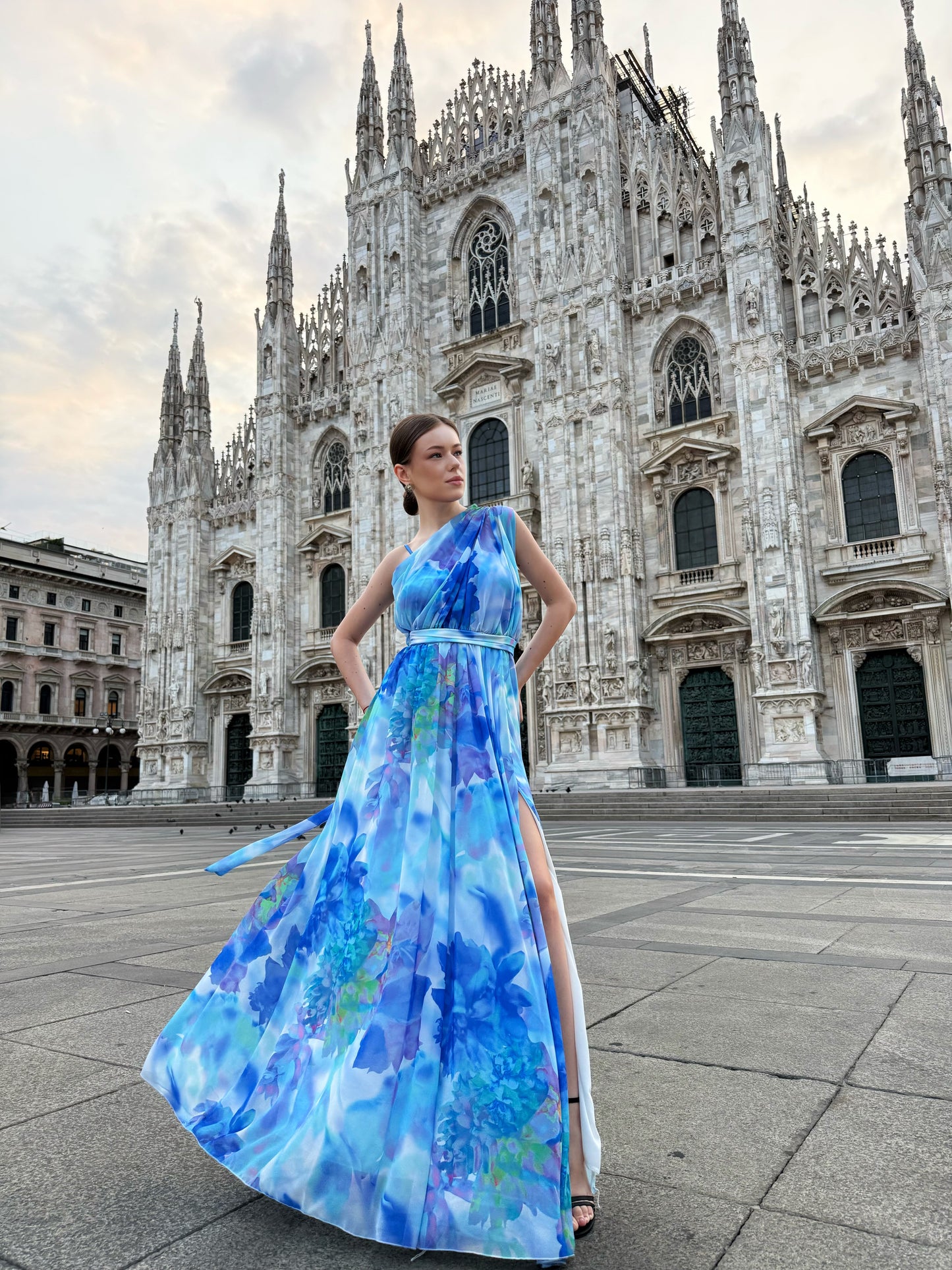 Abito “Silvana” monospalla floreale con spacco laterale