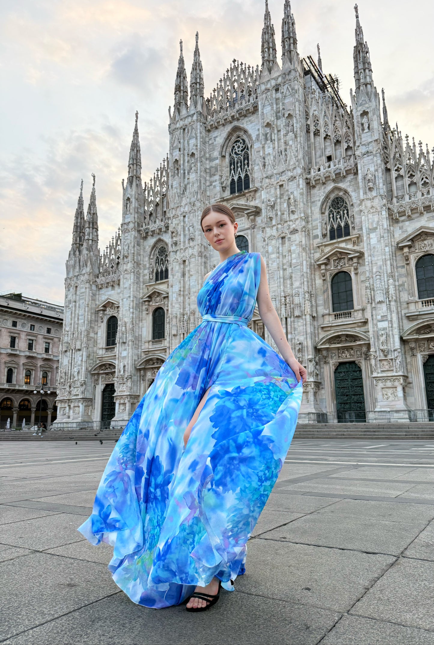 Abito “Silvana” monospalla floreale con spacco laterale