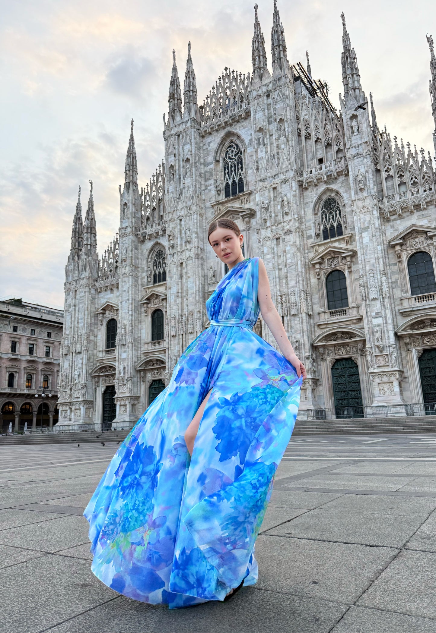 Abito “Silvana” monospalla floreale con spacco laterale