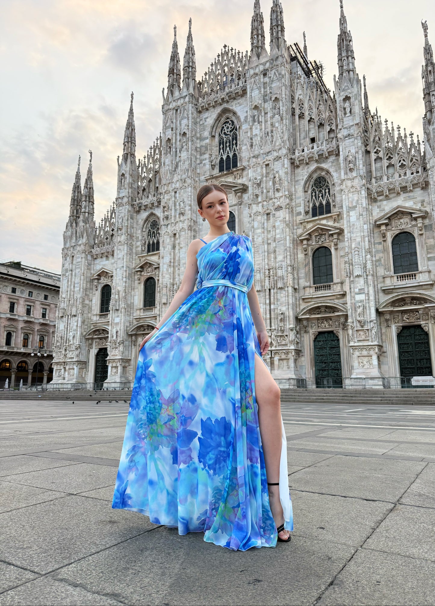 Abito “Silvana” monospalla floreale con spacco laterale