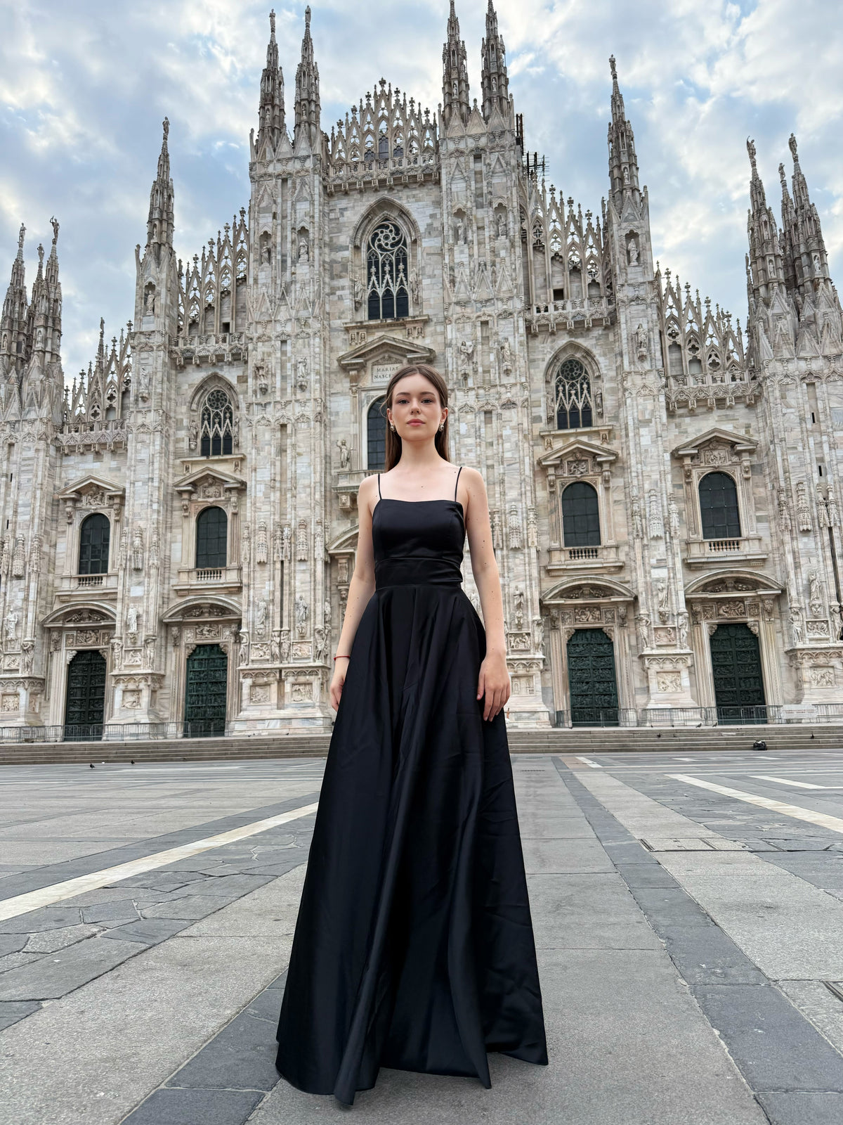 Abito Lungo Elegante in Raso con Spalline Sottili –  “Estella”
