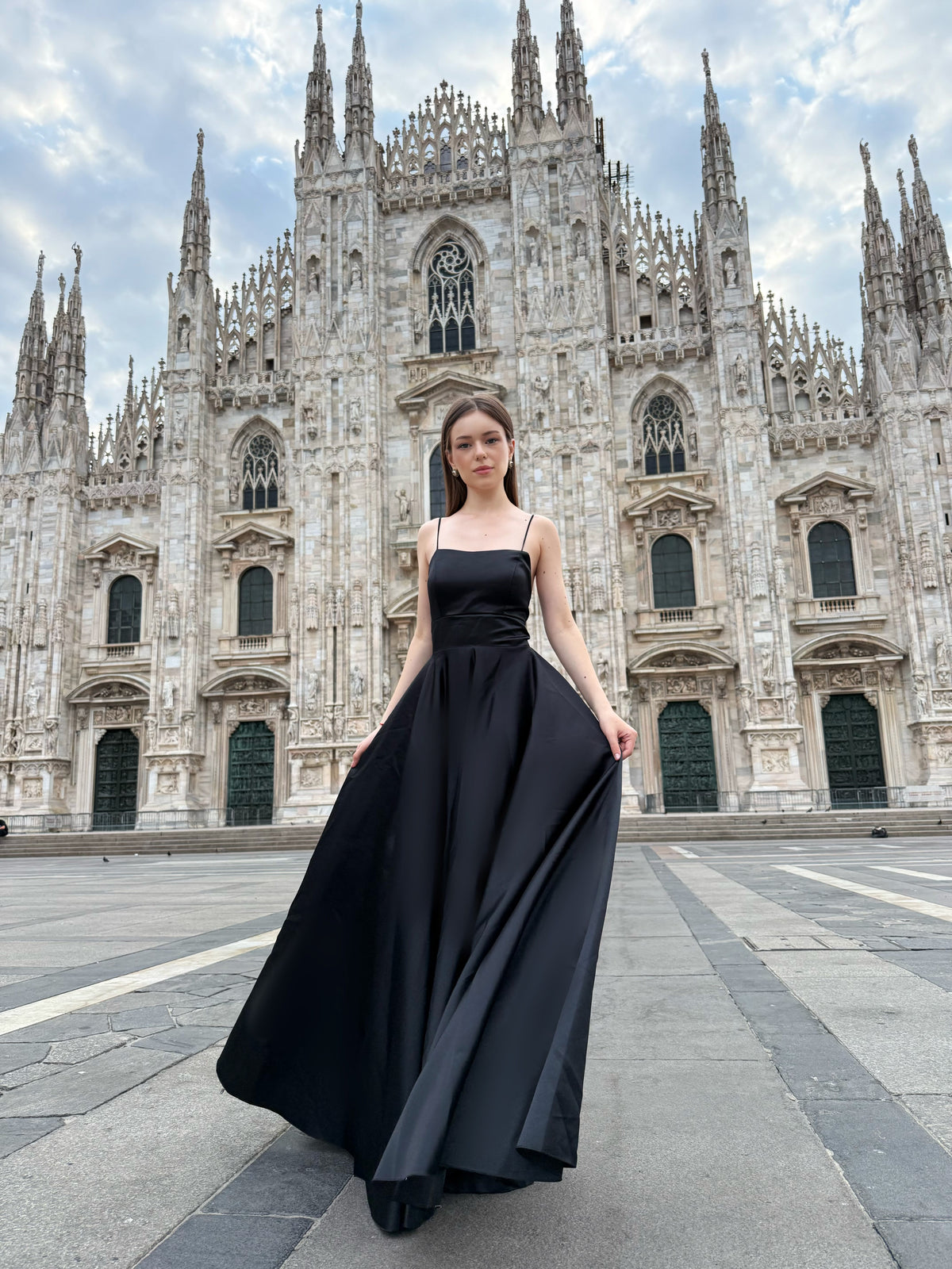 Abito Lungo Elegante in Raso con Spalline Sottili –  “Estella”