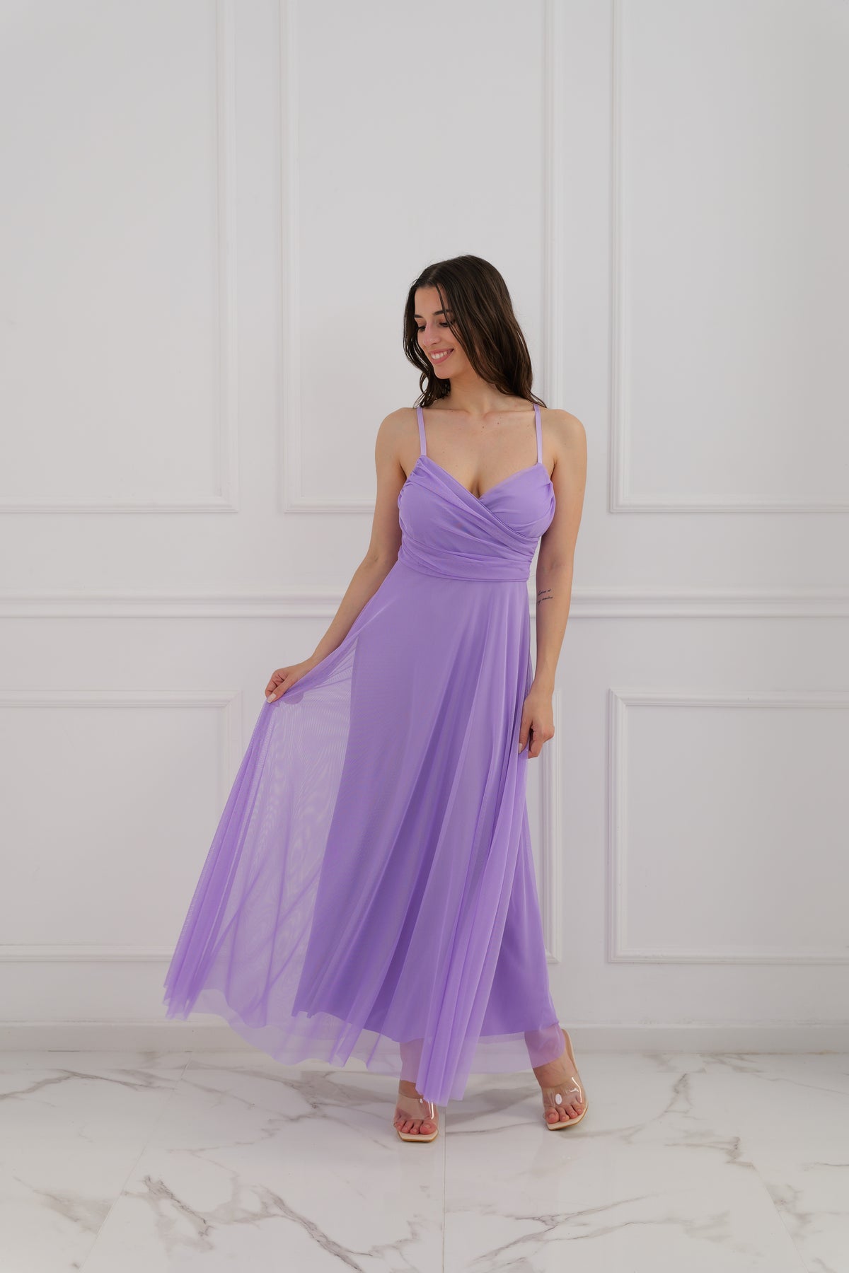 Abito lungo in tulle lilla, spalline sottili, effetto fluido