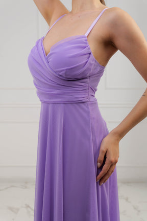 Tulle lilla leggero, abito con decolleté, stile romantico