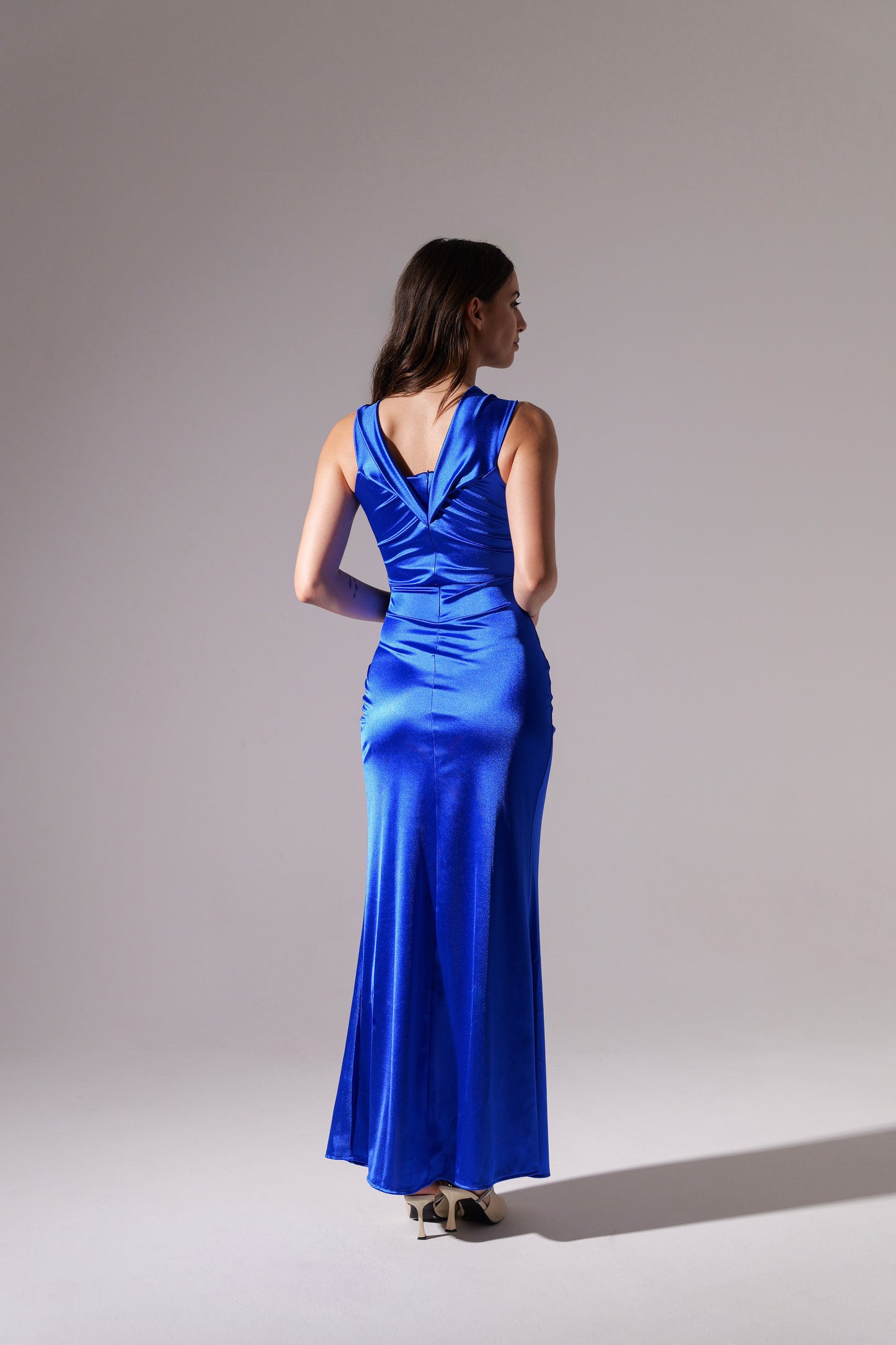 Abito lungo bluette in raso rinfrescante, scollo a spalline nude