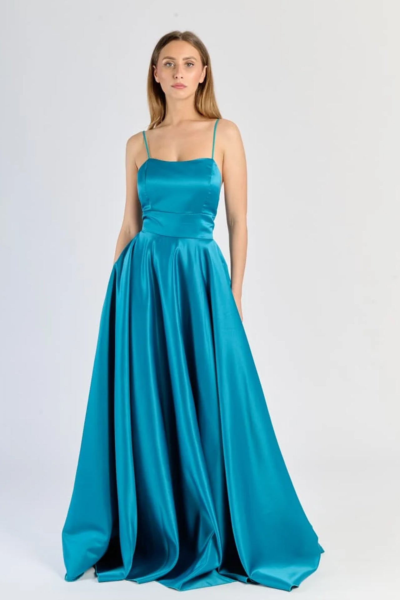 Abito Lungo Elegante in Raso con Spalline Sottili –  “Estella”