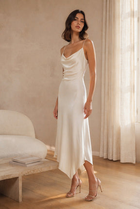 Abito Midi in Satin con Scollatura a Collo d'Anatra e Spalline - Eleganza Asimmetrica per Serate