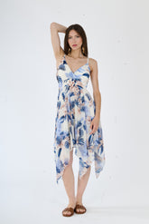 Abito a fiori blu e bianco con spalline sottili e scollo a V, perfetto per un look estivo e romantico
