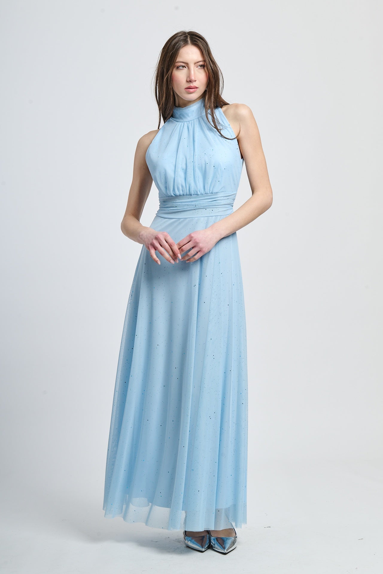 Abito azzurro a puzzo con maniche corte, adatto per eventi estivi.