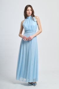 Abito azzurro a puzzo con maniche corte, adatto per eventi estivi.