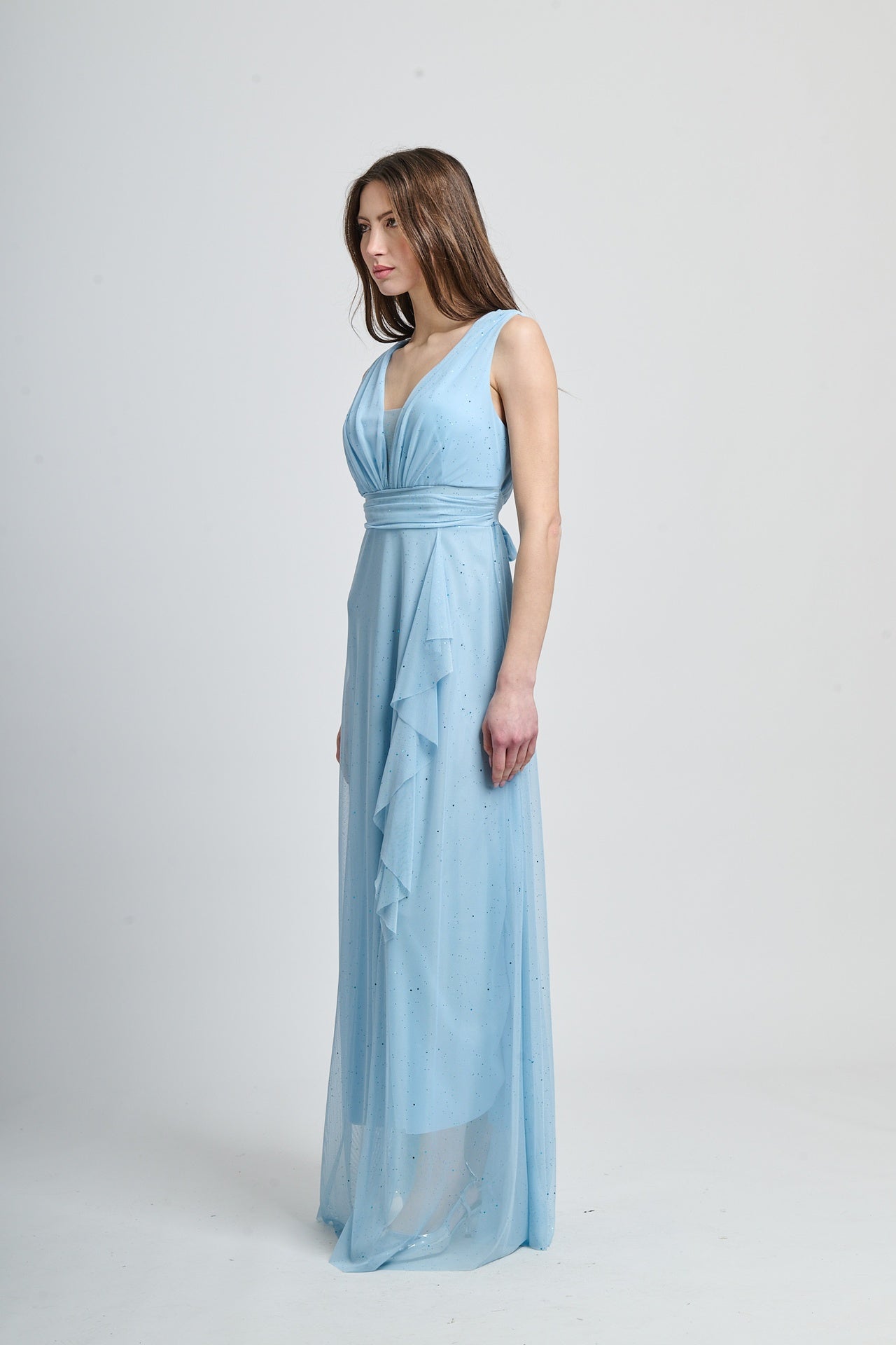 Abito azzurro con fascia in vita, ideale per cerimonie
