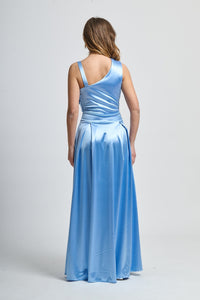 Abito azzurro da sera, design fluido e stiloso con gonna ampia.