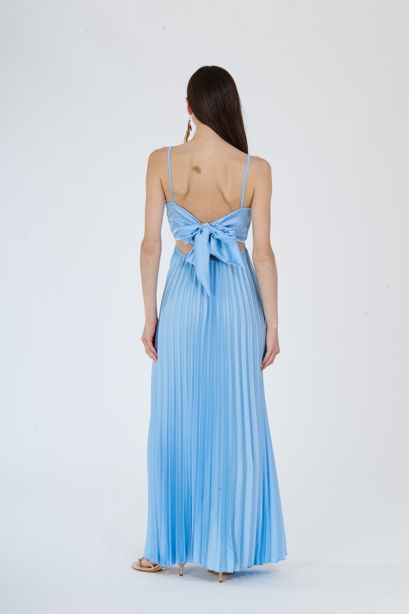 Abito azzurro in tessuto lucido con plissé, spalline sottili e dettagli ruched, per uno stile raffinato e moderno.