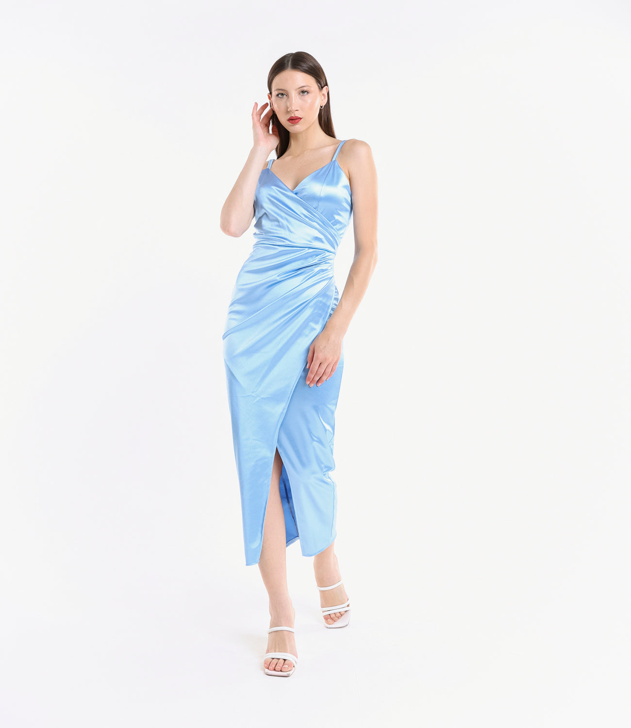 Abito azzurro satinato, spalline sottili, taglio