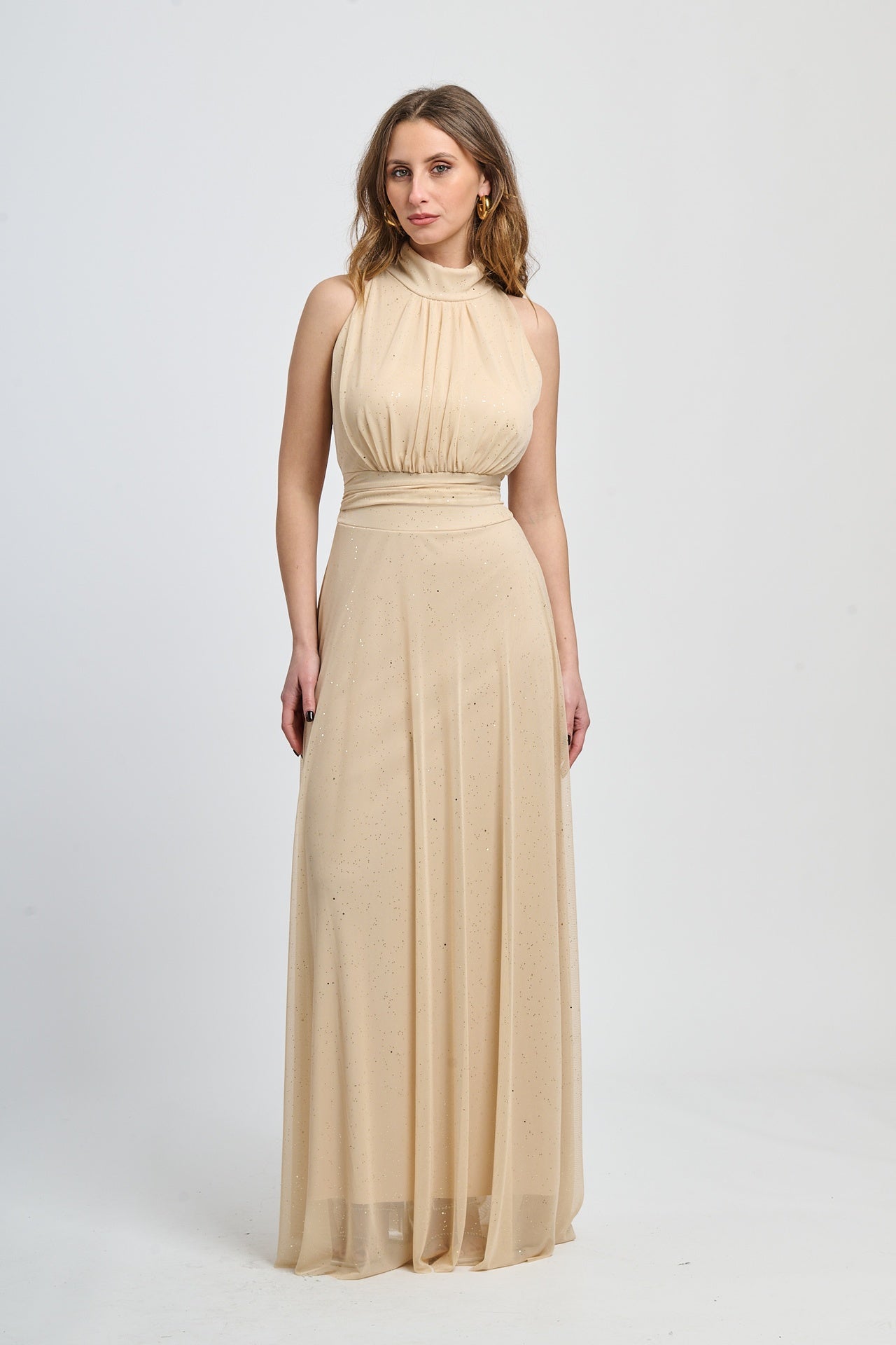 Abito beige a puzzo con maniche corte, look puro per occasioni formali.