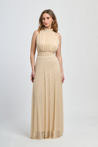 Abito beige a puzzo con maniche corte, look puro per occasioni formali.