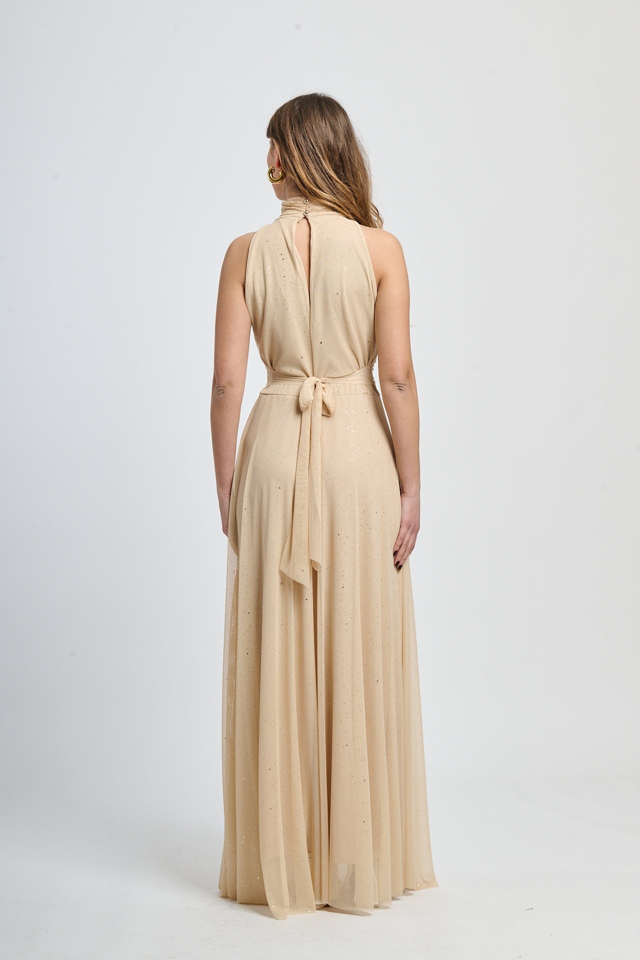 Abito beige a puzzo con volantino al collo, ideale per pranzi in giardino.