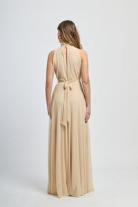 Abito beige a puzzo con volantino al collo, ideale per pranzi in giardino.