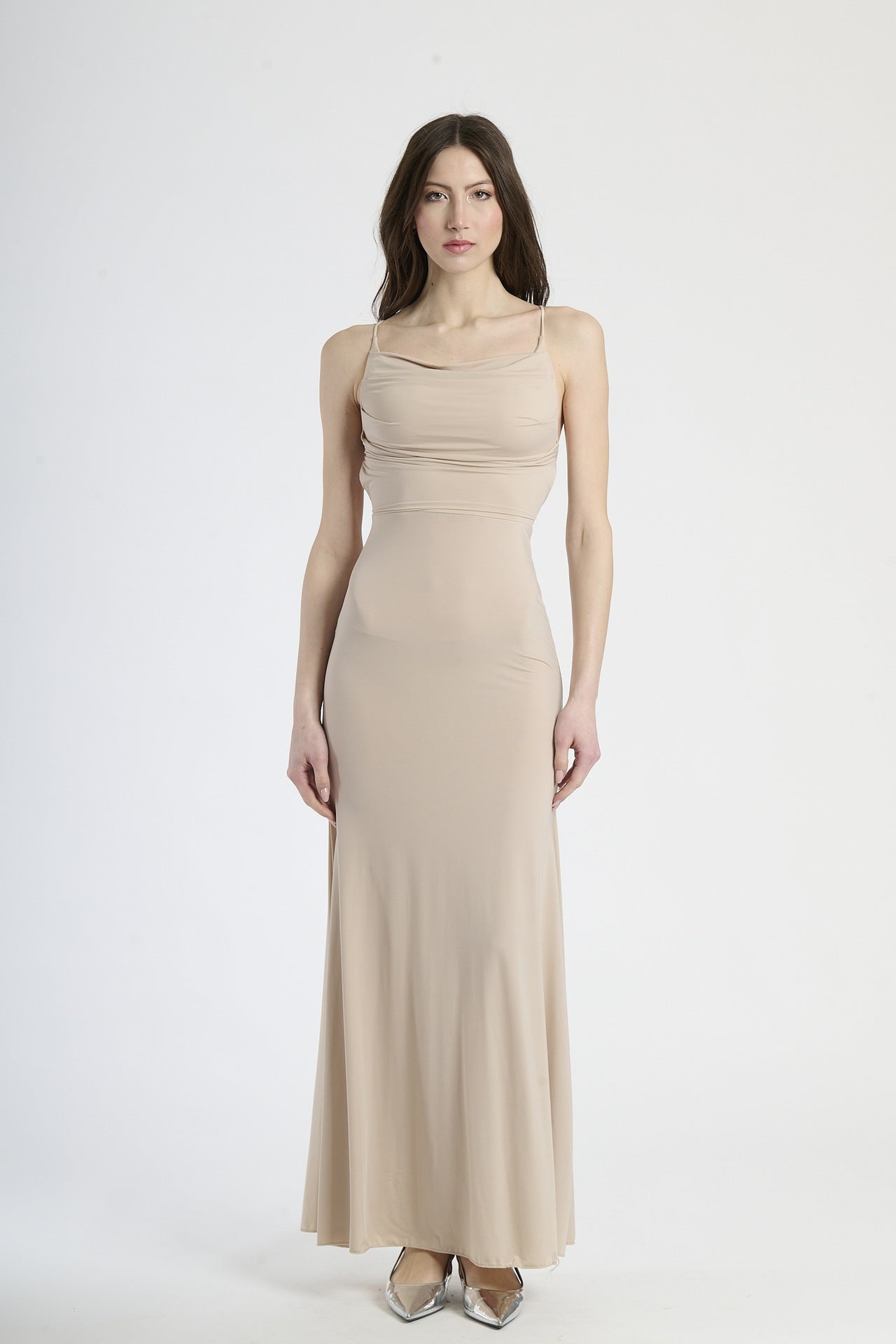 Abito beige a spalline sottili con taglio aderente, abbigliamento raffinato e intemporaneo.