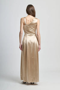 Abito beige classico con taglio asimmetrico, ideale per cerimonie o gala.