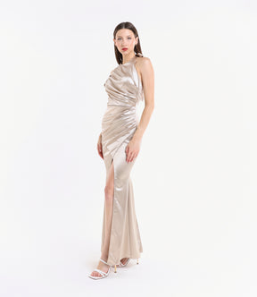 Abito beige da sera con scollo a halter e fessura laterale