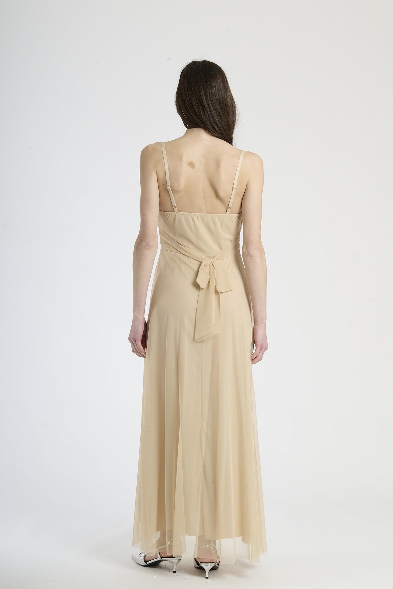 Abito beige fluido, taglio lungo, per occasioni formali