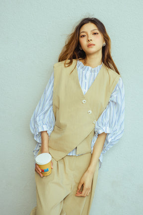 Abito beige in stile casual con gilet e pantaloni, modello donna.
